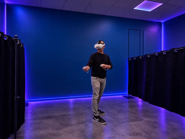 Joueur équipé pour une aventure VR sur poste chez UnfinityRoom